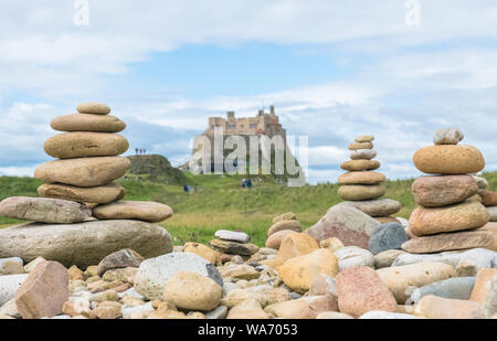 L'art de la pierre, de l'équilibrage de pierres fines sur l'autre sur l'île sacrée de Lindisfarne, Northumberland, Angleterre. Banque D'Images