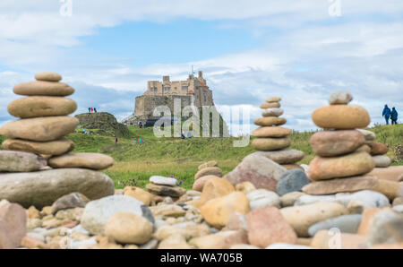 L'art de la pierre, de l'équilibrage de pierres fines sur l'autre sur l'île sacrée de Lindisfarne, Northumberland, Angleterre. Banque D'Images