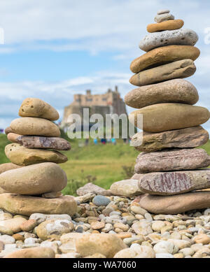 L'art de la pierre, de l'équilibrage de pierres fines sur l'autre sur l'île sacrée de Lindisfarne, Northumberland, Angleterre. Banque D'Images