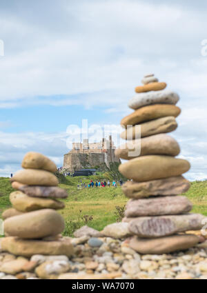 L'art de la pierre, de l'équilibrage de pierres fines sur l'autre sur l'île sacrée de Lindisfarne, Northumberland, Angleterre. Banque D'Images