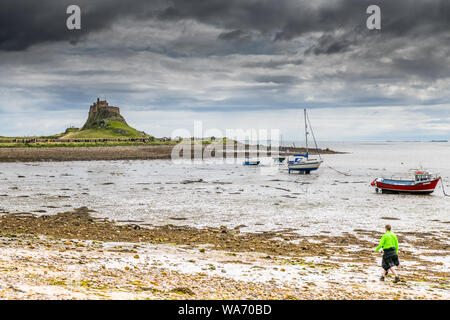 Les visiteurs et les touristes visiter l'île sacrée de Lindisfarne, Northumberland, Angleterre. Banque D'Images