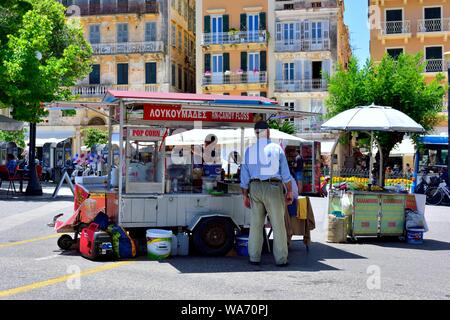 La barbe à papa et du maïs soufflé, des vendeurs de rue de la vieille ville de Corfou Corfou Corfou,,,grèce,Îles Ioniennes Banque D'Images