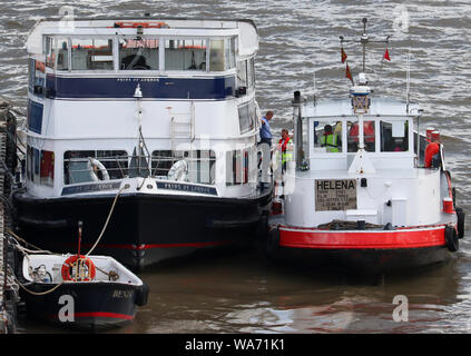 Deux bateaux liée à un ponton dans la Tamise à Londres Banque D'Images