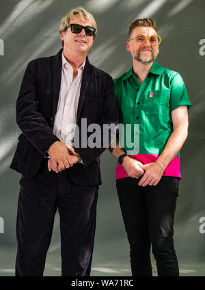 Édimbourg, Écosse, Royaume-Uni, 18 août 2019. Edinburgh International Book Festival. Photo : Julian Clary, comédien, acteur gay anglais, présentateur et romancier, avec David Roberts, illustrator, qui présente une session pour les enfants en fonction de leur 5e livre d'une série sur la famille gras appelé Go Wild est mis en gras Banque D'Images