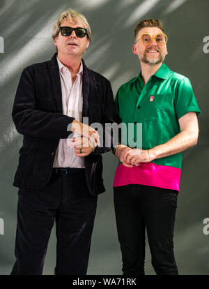 Édimbourg, Écosse, Royaume-Uni, 18 août 2019. Edinburgh International Book Festival. Photo : Julian Clary, comédien, acteur gay anglais, présentateur et romancier, avec David Roberts, illustrator, qui présente une session pour les enfants en fonction de leur 5e livre d'une série sur la famille gras appelé Go Wild est mis en gras Banque D'Images