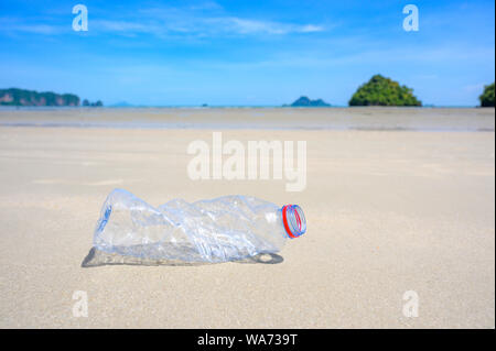 La plage de déchets de bouteilles en plastique de la mer se trouve sur la plage et pollue la mer et la vie de la vie marine des déchets déversés sur la plage de la grande ville. Banque D'Images