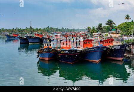 ALLEPPEY, INDE, MAR 13, 2018 : les bateaux de pêche sont attachés dans une ligne dans le port Banque D'Images