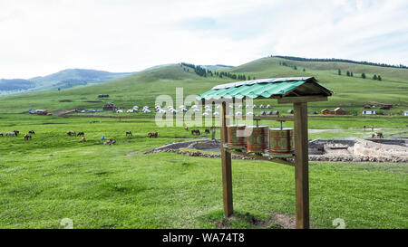 Source d'eau chaude Tsenkher Camping Site, la Mongolie centrale Banque D'Images
