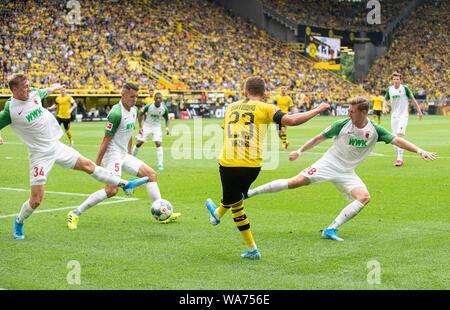 Thorgan HAZARD (NE) dans un duel contre trois joueurs de gauche à droite, UN TEIGL Georg (A), Marek SUCHY (A), André HAHN (A), des duels, action, Soccer 1.Bundesliga, 1.journée, Borussia Dortmund ( NE) - FC Augsburg (A) 5 : 1, le 17.08.2019 à Dortmund / Allemagne. # #  DFL règlement interdit toute utilisation des photographies comme des séquences d'images et / ou quasi-vidéo # #  € | dans le monde d'utilisation Banque D'Images