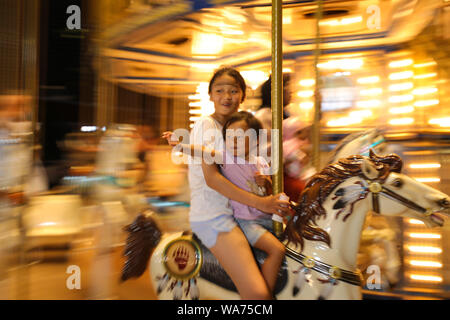 (190818) -- BANGKOK, 18 août 2019 (Xinhua) -- Les touristes prendre merry-go-rounds au marché de nuit de l'Asiatique à Bangkok, Thaïlande, 10 août 2019. (Xinhua/Zhang Keren) Banque D'Images