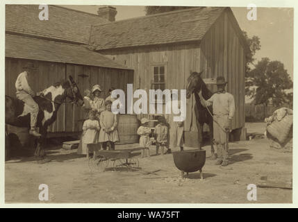 Les locataires. Texas itinérants les agriculteurs qui louer une ferme pour une année et ensuite, en leur donnant des habitudes nomades et tout est temporaire. Non peinte de la chambre et de mauvais soins. Les enfants de cinq ans et de coton sélection aide pour les travaux agricoles, mais obtenir peu ou pas de scolarité. Il est estimé par l'Université de l'État que 300 000 enfants sont donc affectées au Texas seul. Voir rapport Hine au Texas. En commençant par la petite fille de cinq ans qui prend ici certains, tous les travaux, y compris les femmes. Les neuf ans, fille choisit un cent cinquante livres par jour. Père est en ville. Comprend cinquante acres, Banque D'Images