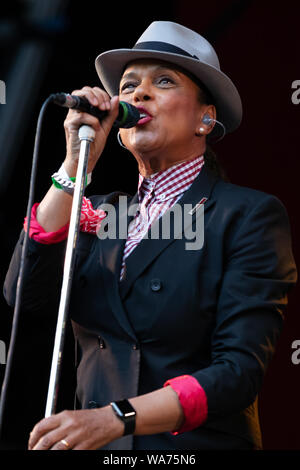 Ska, 2 Ton outfit The Selecter effectuant à WeyFest 2019 Fête de la musique. Banque D'Images