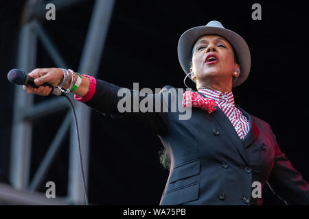 Ska, 2 Ton outfit The Selecter effectuant à WeyFest 2019 Fête de la musique. Banque D'Images