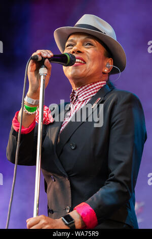 Ska, 2 Ton outfit The Selecter effectuant à WeyFest 2019 Fête de la musique. Banque D'Images