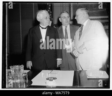 103 présidents de l'union répondent avec Green à exhorter le Congrès à modifier les taux de salaire WPA-heure. Washington, D.C., le 12 juillet. Les dirigeants de la Fédération américaine du travail, les syndicats nationaux et internationaux se sont réunis aujourd'hui pour planifier les méthodes de persuader le Congrès pour rétablir l'ancien salaire et de l'heure, les taux de rémunération des travailleurs WPA qui travaillent aujourd'hui 130 heures pour le même salaire qu'elles recevaient pour aussi peu que 55 heures par mois. Voici Frank Morrison, secrétaire-trésorier de l'AF de l'eau, Herbert, secrétaire et trésorier du Département des métiers de la construction, et William Green, président de l'AF DE L photographie Banque D'Images