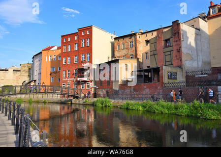 Bydgoszcz Pologne - 15 août 2019 - centre-ville historique sur le Moulin (Mlynska) île avec les anciens bâtiments le long de la berge de la rivière Brda Banque D'Images