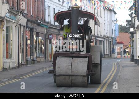 Kington, Herefordshire, UK, 18 août 2019. Véhicules anciens de toutes formes et tailles de galles et les frontières se sont rendus à Kington pour le 27e Rassemblement annuel Vintage. L'événement a lieu sur le terrain de jeux de la ville et dispose d'un large éventail d'attractions y compris vintage and classic cars, tracteurs, caravanes véhicules commerciaux et militaires. Un Folwer 1931 D et d'un bain à vapeur de 10 tonnes le rouleau s'était jusqu'Kington High Street Crédit : Andrew Compton/Alamy Live News Banque D'Images