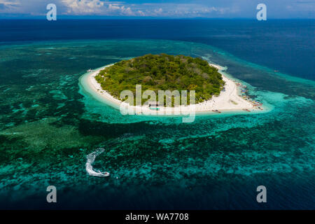 Drone aérien vue sur une belle île tropicale et ses environs coral reef Banque D'Images