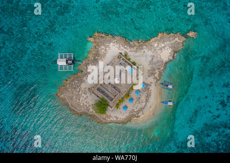 De haut en bas Vue aérienne d'une toute petite île tropicale, bateau, Phare et de coraux (Capitancillo Island) Banque D'Images
