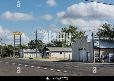 Un bloc de centre-ville de Crawford, Texas, un minuscule McLennon County place qui a gonflé au cours de l'administration présidentielle de George W. Bush, qui a passé beaucoup de temps dans son ranch à proximité chapelle des Prairies au début des années 2000. M. Bush et son épouse, Laura, passent beaucoup de temps dans les années de retraite de l'ancien président, mais avec moins de supports et d'éclat Banque D'Images