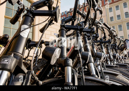 Juin 2018 à Dresde. La station de vélos rangée de vélos à vendre ou louer Banque D'Images