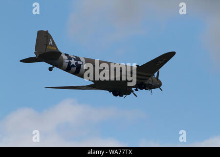 Biggin Hill, Royaume-Uni. 18 août 2019. Dakota DC10 s'affiche au Festival de Biggin Hill du vol qui s'est poursuivi pour une deuxième journée. Le célèbre Festival de vol à l'aéroport de London Biggin Hill avait des admirables s'affiche. Y ont participé les chasseurs Typhoon de la RAF, Breitling Jet Team et le Battle of Britain Memorial Flight. Douze équipes d'aéronefs multi avec un total de 49 appareils a pris son envol au London's seulement air show. Credit : Keith Larby/Alamy Live News Banque D'Images