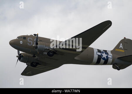 Biggin Hill, Royaume-Uni. 18 août 2019. Dakota DC10 s'affiche au Festival de Biggin Hill du vol qui s'est poursuivi pour une deuxième journée. Le célèbre Festival de vol à l'aéroport de London Biggin Hill avait des admirables s'affiche. Y ont participé les chasseurs Typhoon de la RAF, Breitling Jet Team et le Battle of Britain Memorial Flight. Douze équipes d'aéronefs multi avec un total de 49 appareils a pris son envol au London's seulement air show. Credit : Keith Larby/Alamy Live News Banque D'Images