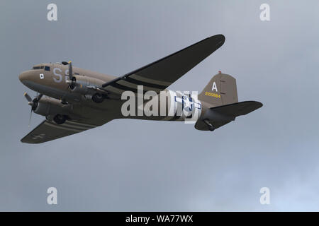 Biggin Hill, Royaume-Uni. 18 août 2019. Dakota DC10 s'affiche au Festival de Biggin Hill du vol qui s'est poursuivi pour une deuxième journée. Le célèbre Festival de vol à l'aéroport de London Biggin Hill avait des admirables s'affiche. Y ont participé les chasseurs Typhoon de la RAF, Breitling Jet Team et le Battle of Britain Memorial Flight. Douze équipes d'aéronefs multi avec un total de 49 appareils a pris son envol au London's seulement air show. Credit : Keith Larby/Alamy Live News Banque D'Images