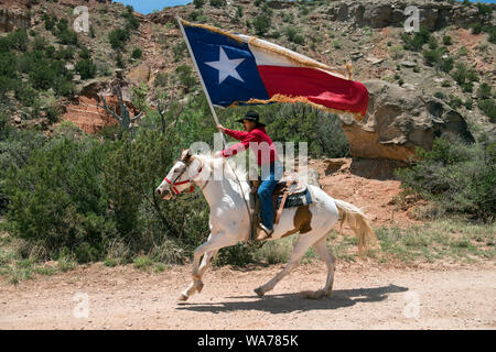 Un point fort de la Texas drame musical en plein air, mis en scène dans l'Amphithéâtre pionnier des rochers sculptés de Palo Duro Canyon au sud-est d'Amarillo dans le Texas Panhandle, sont des promenades le long du majestueux canyon rim par Paul Lundergeen, à bord de son étalon blanc, Ghost. Après ses premières galop, plus de 60 artistes de la scène pour raconter l'histoire de la Lone Star State en chanson et danse Banque D'Images