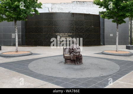 Une statue en bronze grandeur nature de l'homme afro-américain-civile stalwart Rosa Parks, assis sur un banc d'autobus, le point focal d'un plaza à un Dallas Area Rapid Transit, ou la station de DART, qui a été achevé en 2009 à Dallas, Texas Banque D'Images