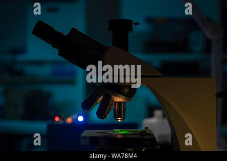 Microscope scientifique dans un laboratoire de nanotechnologie Banque D'Images