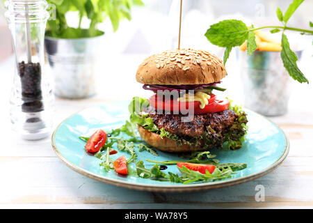 La nourriture, burger appétissant dans l'assiette, photo de l'alimentation, de l'offrant de la nourriture Banque D'Images