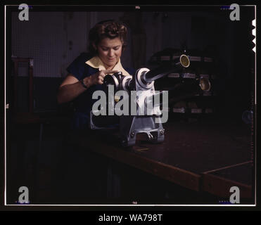 Une jeune femme employée de North American Aviation, Incorporated, travaillant sur le mécanisme d'atterrissage d'un avion de chasse P-51, Inglewood, Californie Le mécanisme ressemble à un petit Cannon Banque D'Images