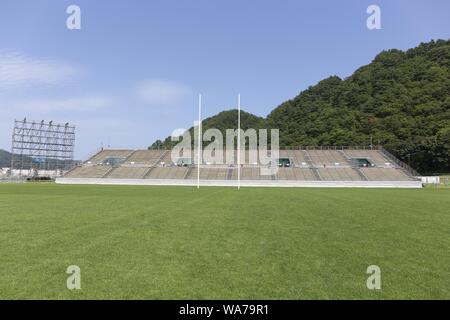 Kamaishi, au Japon. 18 août 2019. Une vue générale de Kamaishi Unosumai Memorial Stadium champ est vu lors d'une tournée médiatique dans la préfecture d'Iwate. La ''Media Tour Tohoku : Cours d'Iwate'' est organisé par la municipalité de Tokyo en collaboration avec les autorités locales pour mettre en valeur les efforts de récupération dans la région de Tohoku touchées par le Grand Est 2011 Séisme et tsunami au Japon. Le Memorial Stadium a été construit sur la même place w Crédit : ZUMA Press, Inc./Alamy Live News Banque D'Images