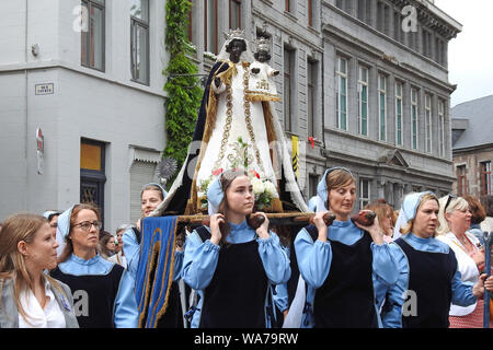 Les participants du car d'Or Procession et Lumeçon Jeu ont conçu des costumes spécifiques pour leur rôle dans les événements du festival annuel de Doudou à Mons, Belgique Banque D'Images