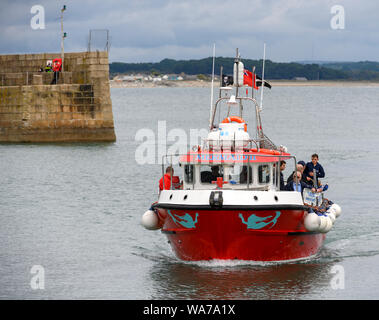 MV un voyage d'agrément tourisme navire entrant dans le port de Penzance avec touristes à bord, le port de Penzance, Cornwall, England, UK. Banque D'Images