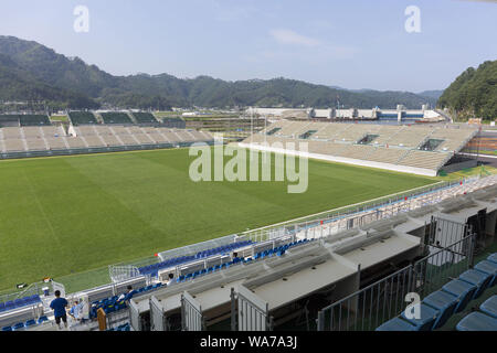 Kamaishi, au Japon. 18 août 2019. Une vue générale de Kamaishi Unosumai Memorial Stadium champ est vu lors d'une tournée médiatique dans la préfecture d'Iwate. La ''Media Tour Tohoku : Cours d'Iwate'' est organisé par la municipalité de Tokyo en collaboration avec les autorités locales pour mettre en valeur les efforts de récupération dans la région de Tohoku touchées par le Grand Est 2011 Séisme et tsunami au Japon. Le Memorial Stadium a été construit sur la même place w Crédit : ZUMA Press, Inc./Alamy Live News Banque D'Images