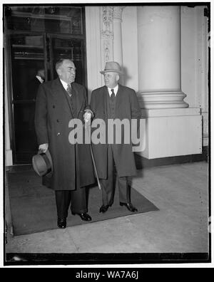 Après la Maison blanche d'occupation, grève de la conférence. Washington, D.C., le 27 mars. Le président William B. Bankhead, (à gauche) et le chef de la majorité de la Chambre laissant Samuel Rayburn la Maison Blanche aujourd'hui après une conférence avec le président Roosevelt et les dirigeants du Congrès sur l'occupation, grève de crise. Le gouvernement ne veut pas intervenir les dirigeants du Congrès, a annoncé à l'issue de la réunion, 09/04/1937 Banque D'Images