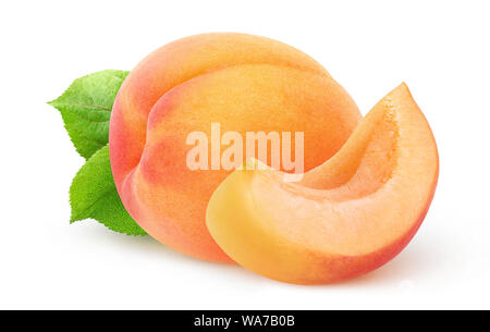 Abricots isolés. Toute une apricut et fruit wedge découpe isolé sur fond blanc avec clipping path Banque D'Images