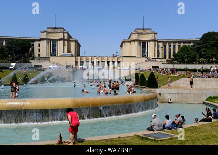 Les parisiens gardent leur sang froid dans les fontaines de Jardins du Trocadéro à Paris, France pendant une vague de chaleur Banque D'Images