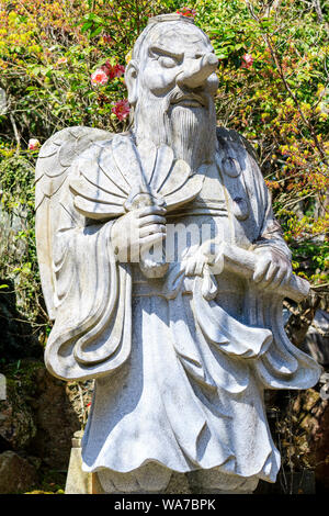 Le Japon, Miyajima. Daisho-in temple. Statue de la mystique figure Japonaise, Karasu-Tengu, moitié homme, moitié goblin avec longue barbe et à long nez pointu. Banque D'Images