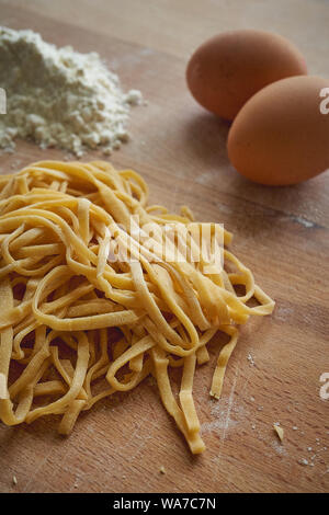 Stringozzi faits main (ou strangozzi), Italien d'nouilles pâtes de blé similaire à, parmi les plus remarquables de ces produits dans la région d'Ombrie. Banque D'Images