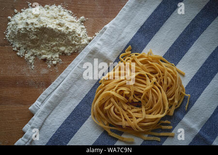 Stringozzi faits main (ou strangozzi), Italien d'nouilles pâtes de blé similaire à, parmi les plus remarquables de ces produits dans la région d'Ombrie. Banque D'Images