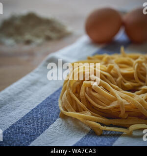 Stringozzi faits main (ou strangozzi), Italien d'nouilles pâtes de blé similaire à, parmi les plus remarquables de ces produits dans la région d'Ombrie. Banque D'Images