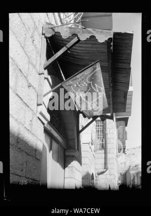 Les délégations de protestation arabe, des manifestations et des grèves contre la politique britannique en Palestine (suite à des perturbations ce qui précède [1929] émeutes). Drapeau noir inscrits Faltahya Falastin. Longue vie à la Palestine. Jour Balfour Banque D'Images