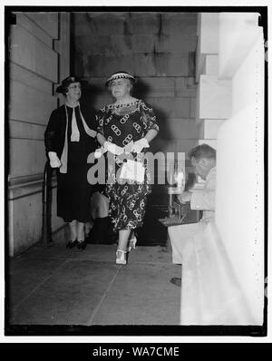 Pour Arive Robinson rites. Washington, D.C., le 16 juillet. Mme Cordell Hull, épouse du secrétaire d'État, et Mme Woodrow Wilson, veuve de la Loi le Président, en arrivant à la capitale aujourd'hui pour assister aux funérailles pour les morts, le chef de la majorité au Sénat Joseph T. Robinson. 16/07/37 Banque D'Images