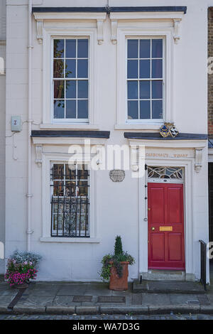 Londres, UK - août 2019. Porte d'entrée rouge typique d'une terrasse géorgienne dans un quartier résidentiel de Londres. Banque D'Images