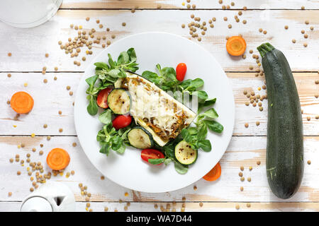 Les courgettes farcies aux lentilles vertes et des légumes. En Casserole. Un régime végétarien sain Banque D'Images