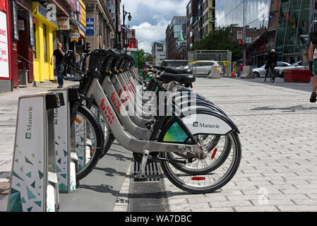 Montréal, Canada - le 10 août 2019 : stand vélos Bixi sur la rue Sainte-Catherine. Vélos Bixi est un système de partage de vélo public lancé à Montréal en 20 Banque D'Images