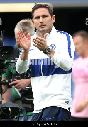 Gestionnaire de Chelsea Frank Lampard applaudit les fans après le coup de sifflet final lors de la Premier League match à Stamford Bridge, Londres. Banque D'Images